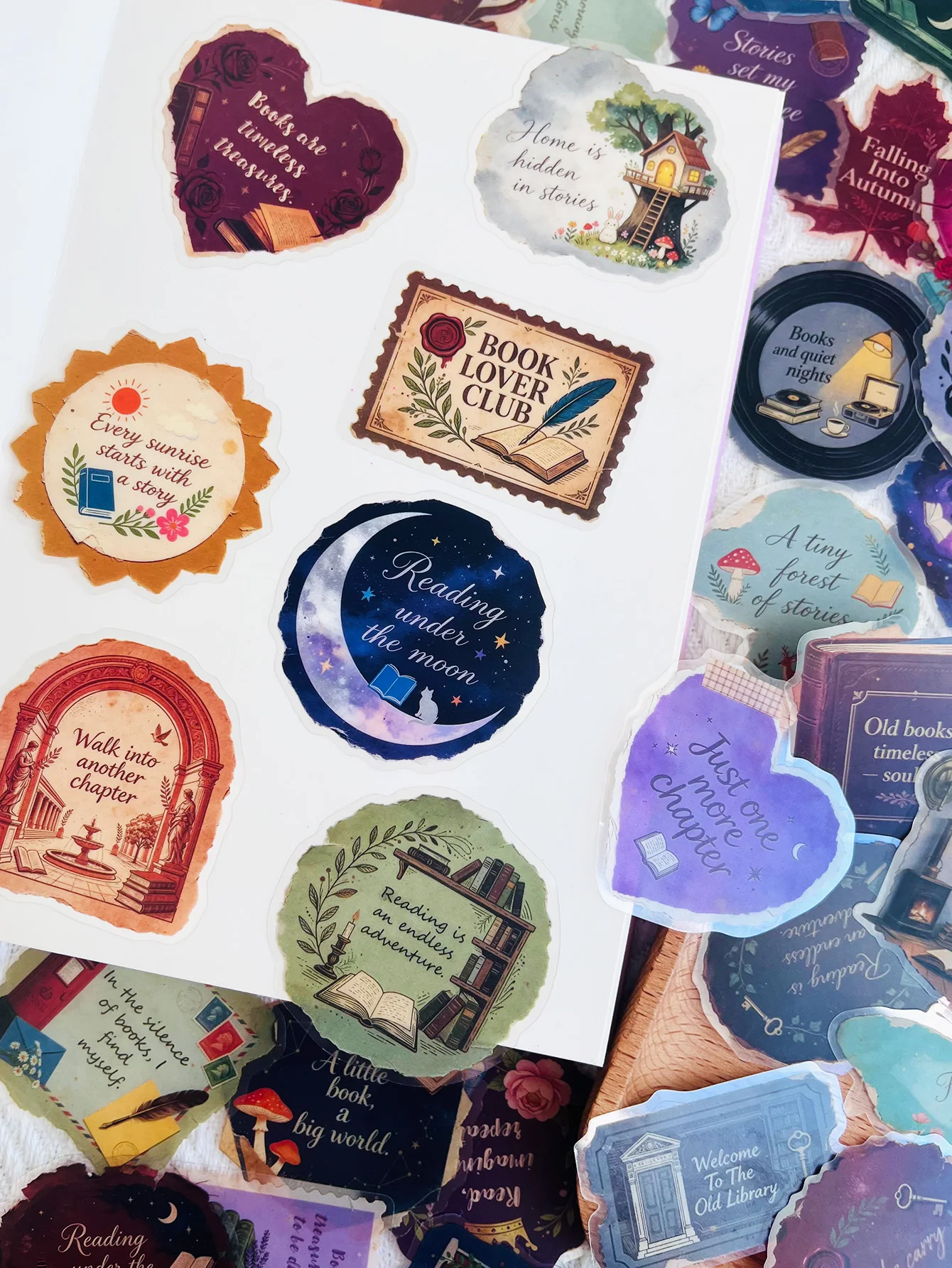 빈티지 스타일의 어두운 학풍 분위기를 담은 책 테마 스 - Vintage Collectible Books 리뷰 및 가격