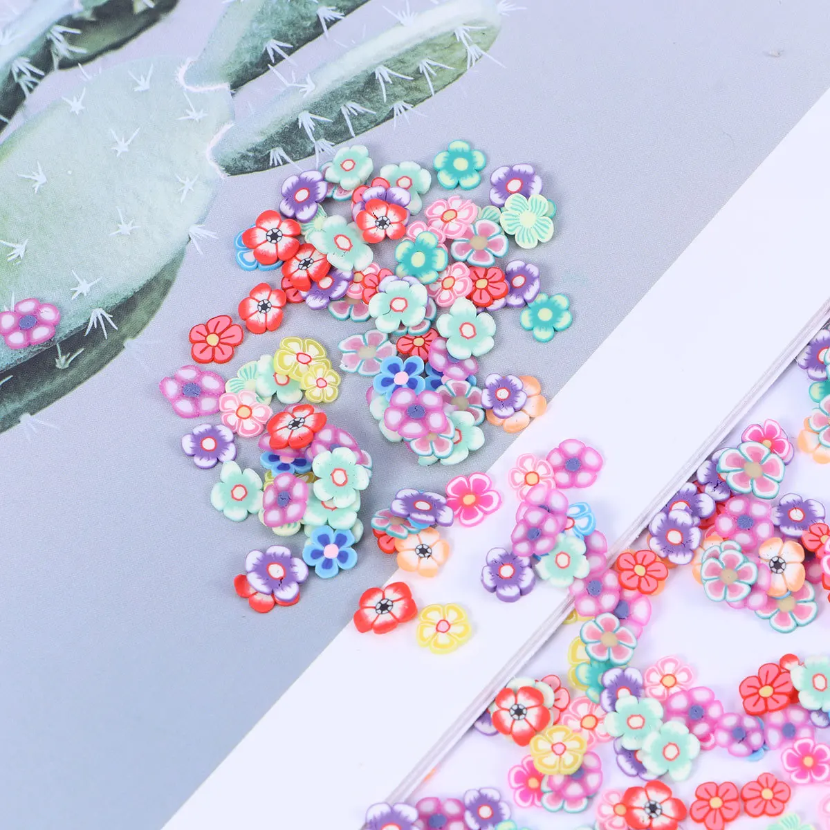 1000個 DIY ネイルアートパーツ 梅の花模様 カラフルなセラミックスライス マニキュアデコレーション 指の爪の美しさ用