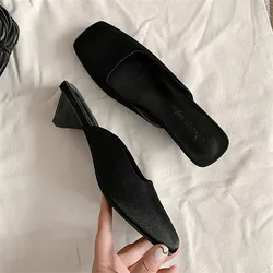 Pantofole da donna con tacco a triangolo di design scarpe eleganti da ballo con punta quadrata scarpe estive da donna décolleté con tacco alto in raso sandali gladiatore