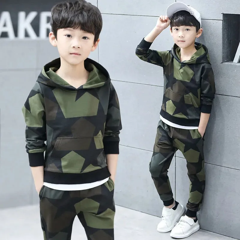 

Камуфляжный комплект с капюшоном, одежда для мальчиков, зимняя корейская детская одежда 2025 года, мужские осенние детские комплекты для учащихся начальной школы для мальчиков