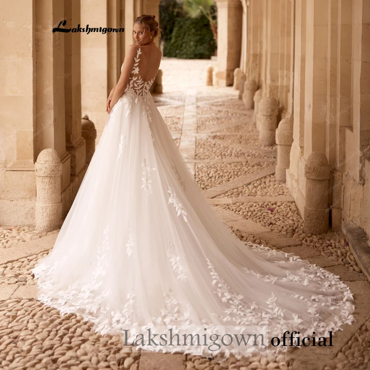 Romantisches Boho-Hochzeitskleid mit tiefem V-Ausschnitt, transparentem Oberteil, floralen Spitzenapplikationen und Tüllrock, langes Brautkleid mit Schleppe, nach Maß gefertigt. – Detail 6