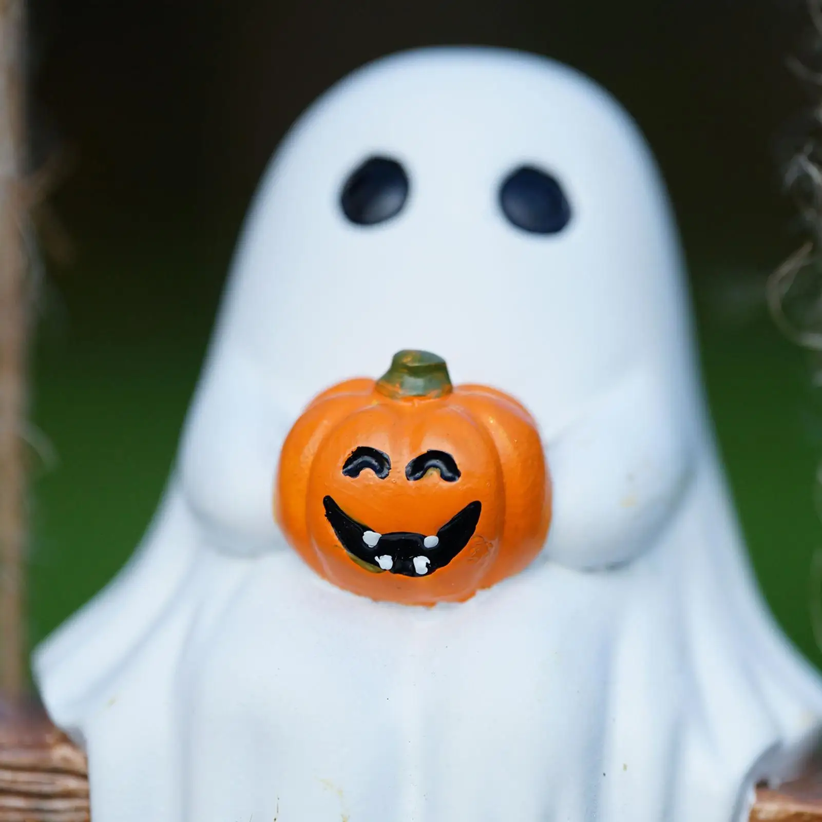 Swinging Ghost Pumpkin Halloween Hanging Decor Weather-Resistant Skull Ornament for Patio Window Garden Fence Indoor Outdoor
