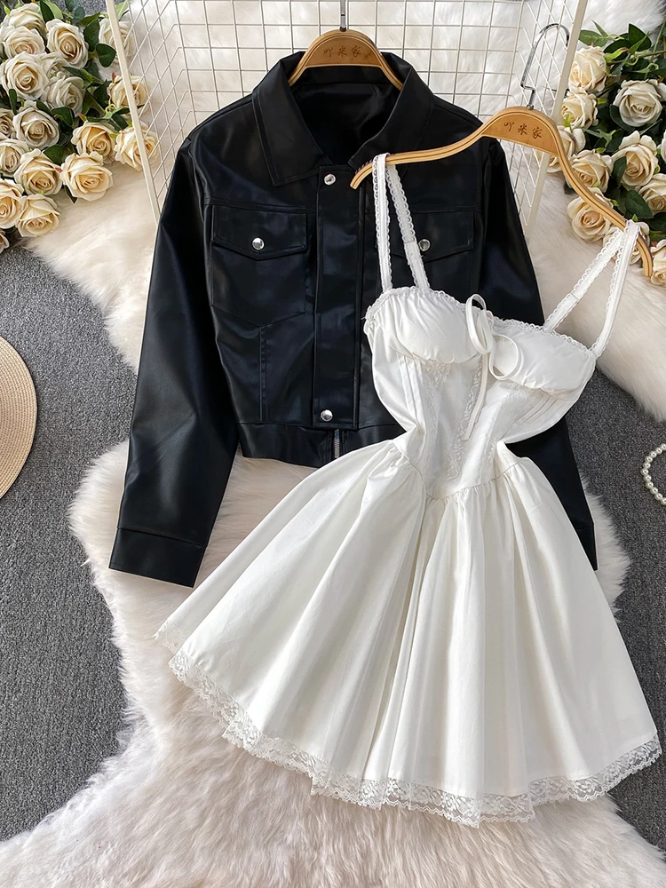 

Пикантная девушка, крутая мотоциклетная красивая куртка из искусственной кожи + кружево сращивание, тонкое и поясное платье на подтяжках, комплект из двух предметов