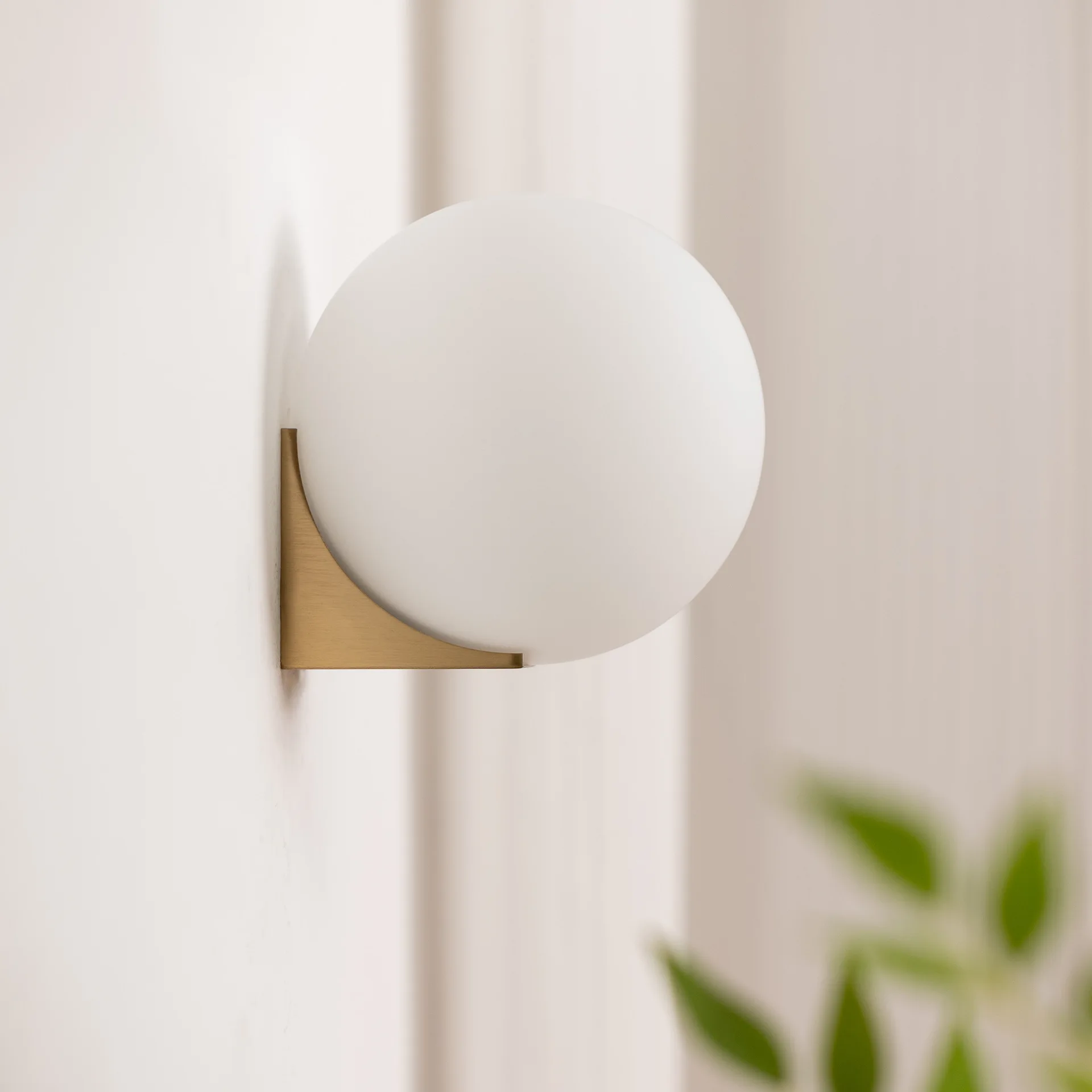Nordic Minimalist Post‑Modern ArtDesigner Wall Lamp,Creative Geometric SphereDecor Sconce for Aisle Bedroom Bedside Mirror Front