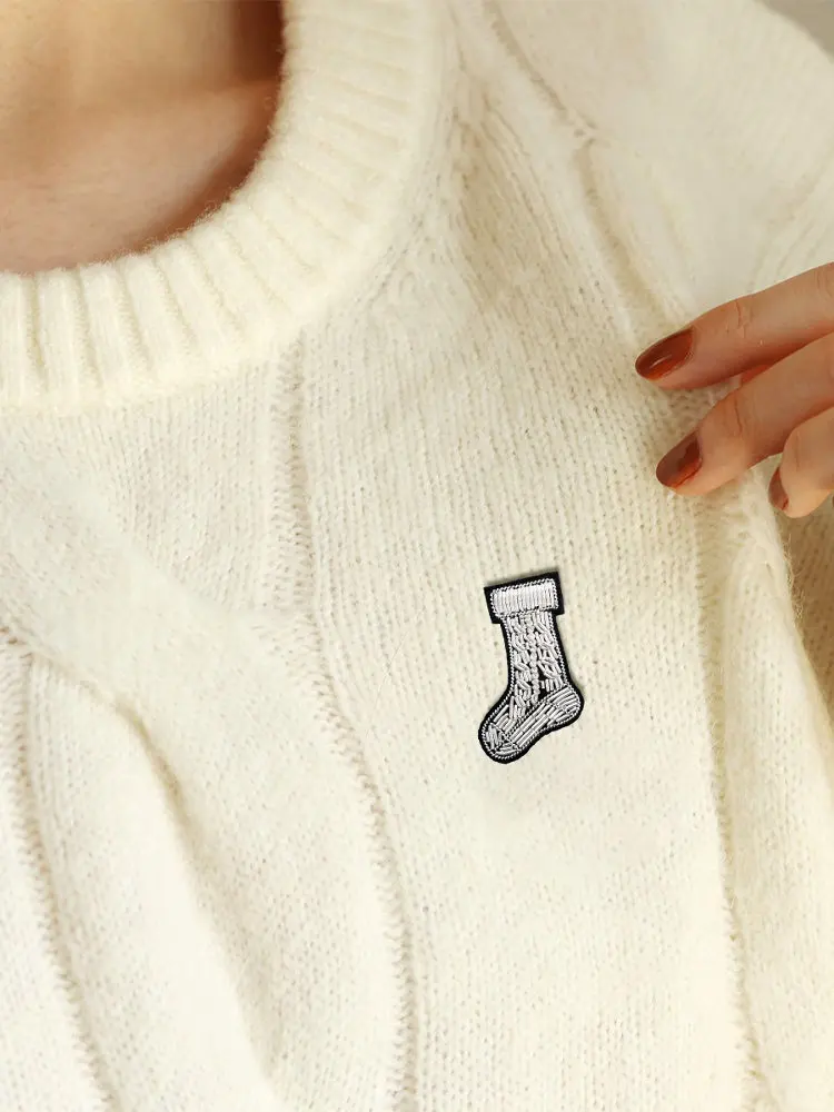 

Индийская шелковая брошь с ручной вышивкой в виде спортивных футбольных носков, высококачественный изысканный аксессуар для одежды в нишевом дизайнерском стиле.