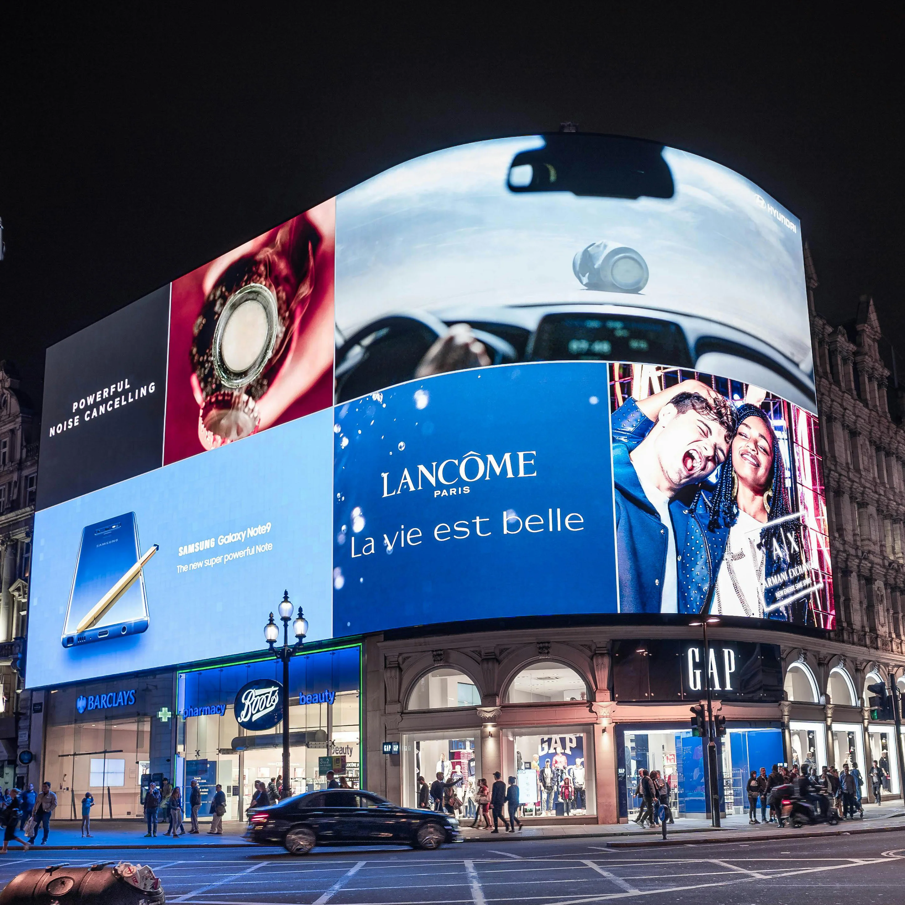 3D Outdoor Led Screen For Advertising Waterproof IP65 Led Display Customize Size Corner LED Screen Wall Mount On Building