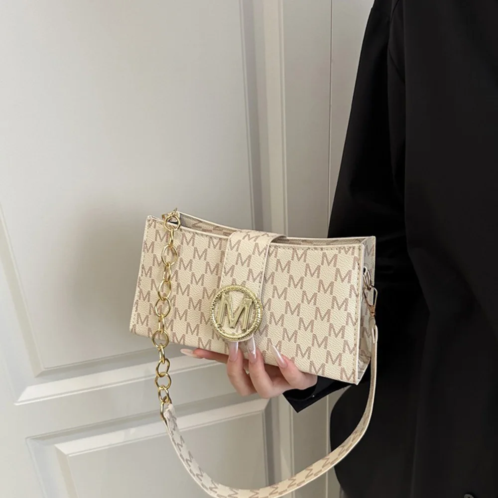 Bolso artístico a la moda para axila, bolso cuadrado pequeño de un solo hombro con textura impresa con letras de cadena simples coreanas, novedad de 2025