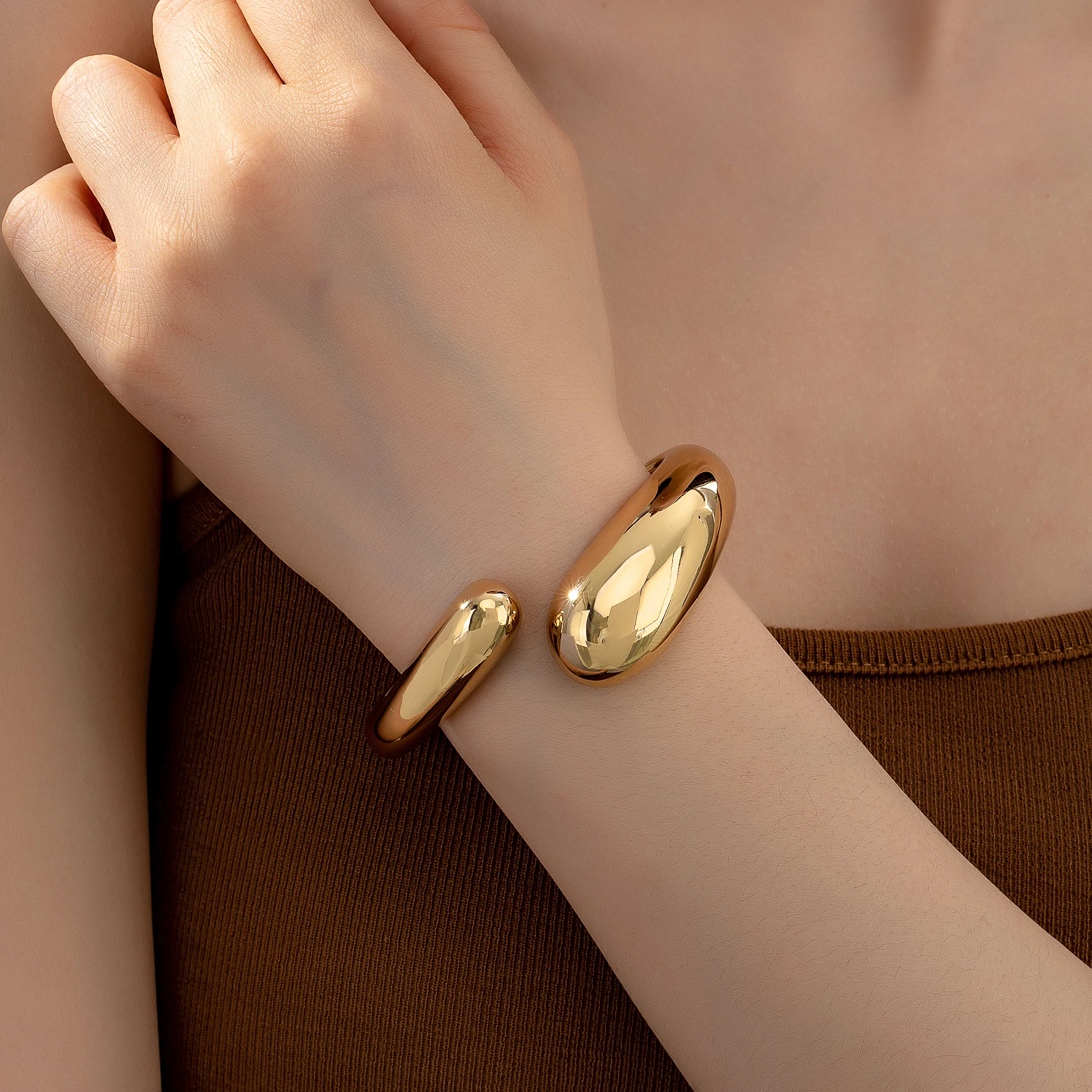 An exaggerated snake-shaped wide open bracelet, made of metal, with a retro style and high-end quality