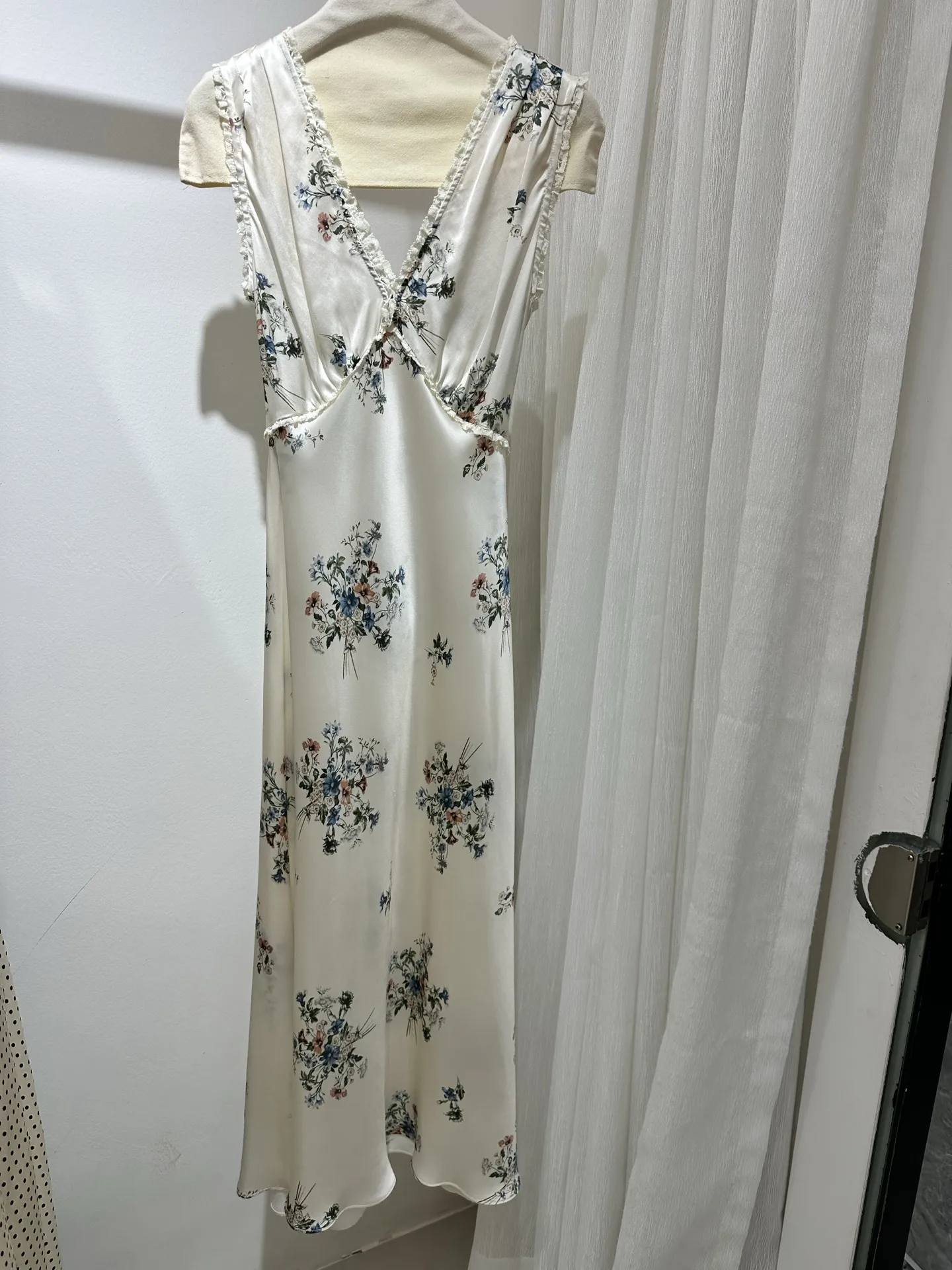 Ladies Maxi Dress 100% Silk Floral Printed Ruffles Spliced V-Neck Sleeveless High Waist Fashion Slim Robe