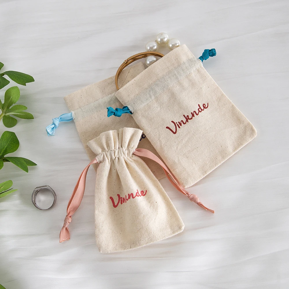 8*10 سنتيمتر شعار مخصص طبيعة القطن قماش مجوهرات حزمة حقيبة برباط مع الشريط البيج القماش العضوي النسيج أكياس الغبار الصغيرة
