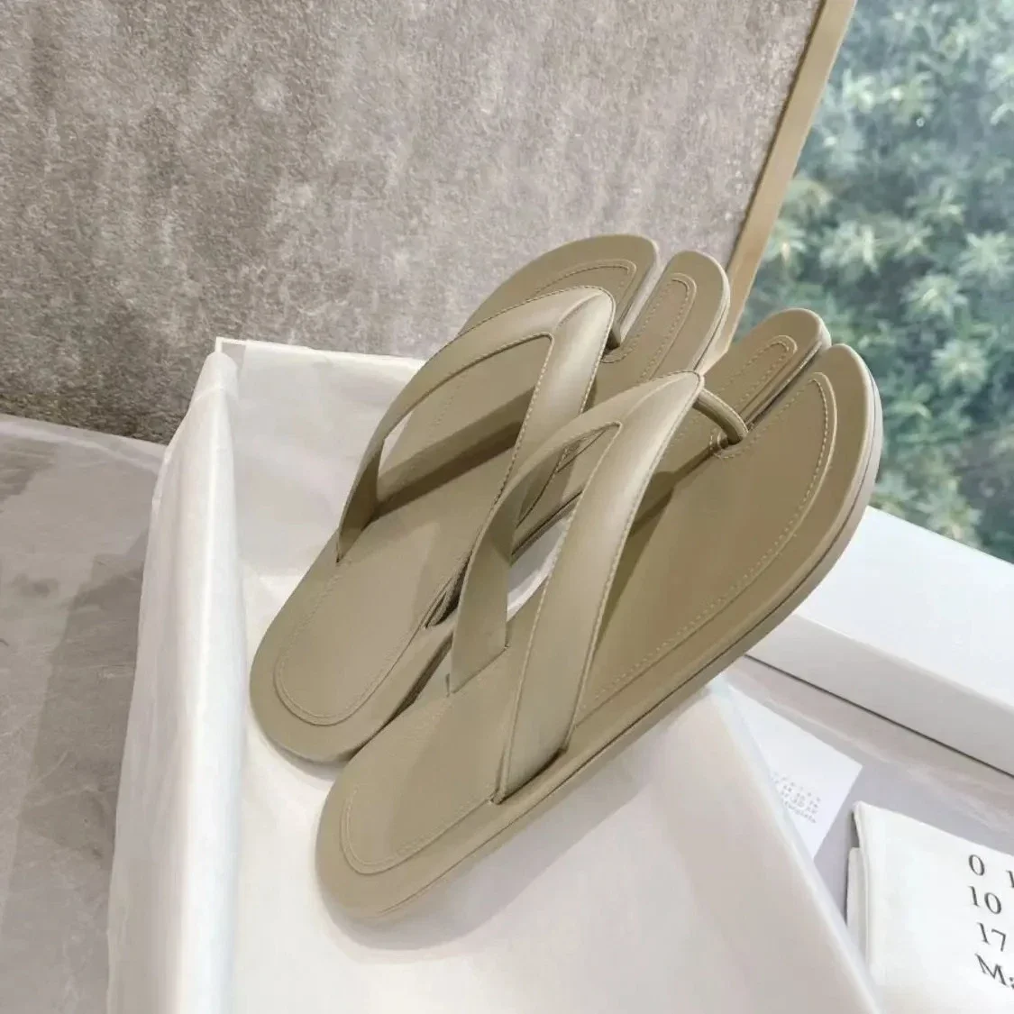 Flip-flops Niche Premium Sense Pig's Trotters Split-toe Casual Flat-bottomed Beach Pinch Slippers Women's Outer Wear