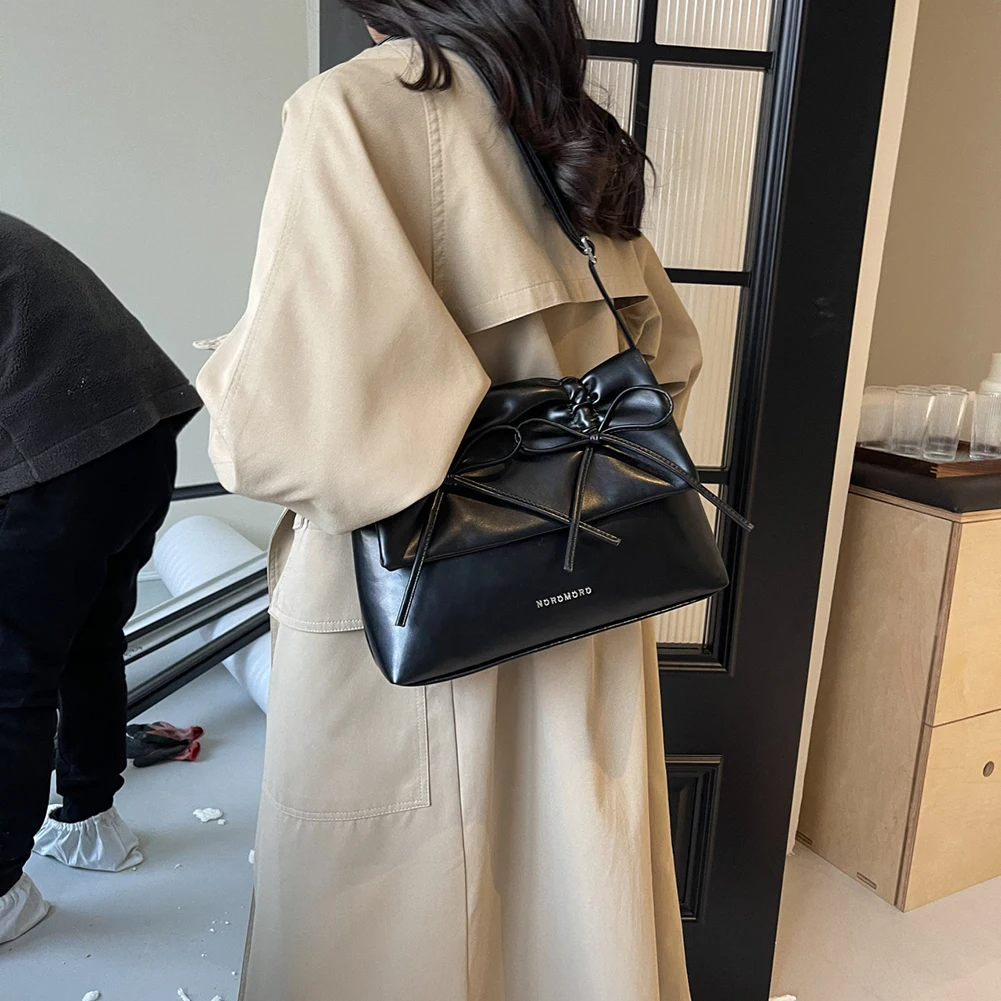 

Женская сумка через плечо из искусственной кожи с бантом, сумка через плечо с клапаном, большая вместительная сумка, модная однотонная сумка для повседневного офисного использования