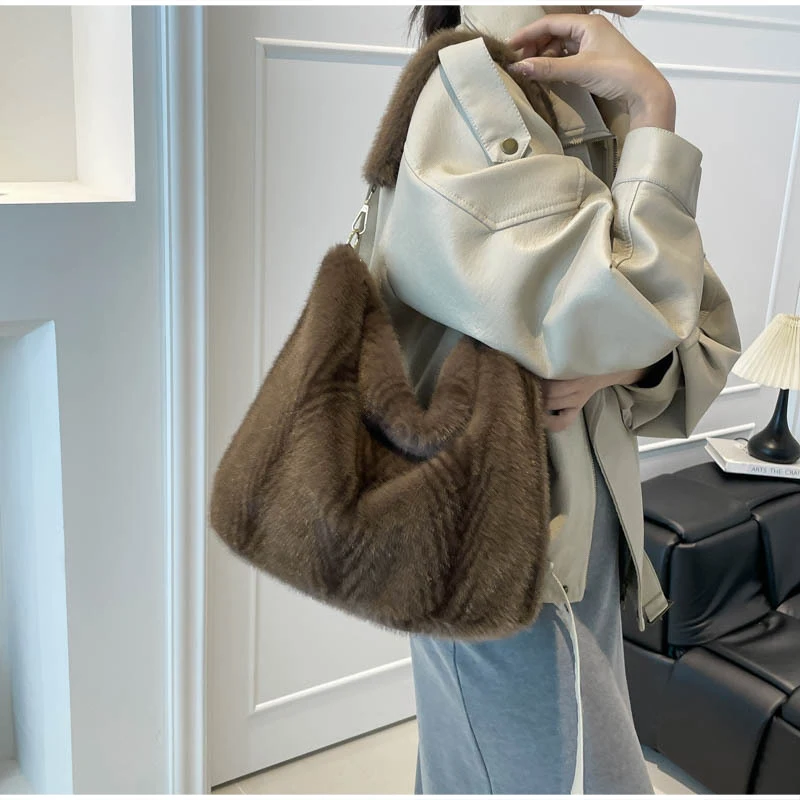 Weiche Kunstfell-Umhängetasche, Flauschige Plüsch-Handtasche für Damen, Warme Wintertasche für den Alltag, Große Kapazität, Leichtgewicht – Detail 10