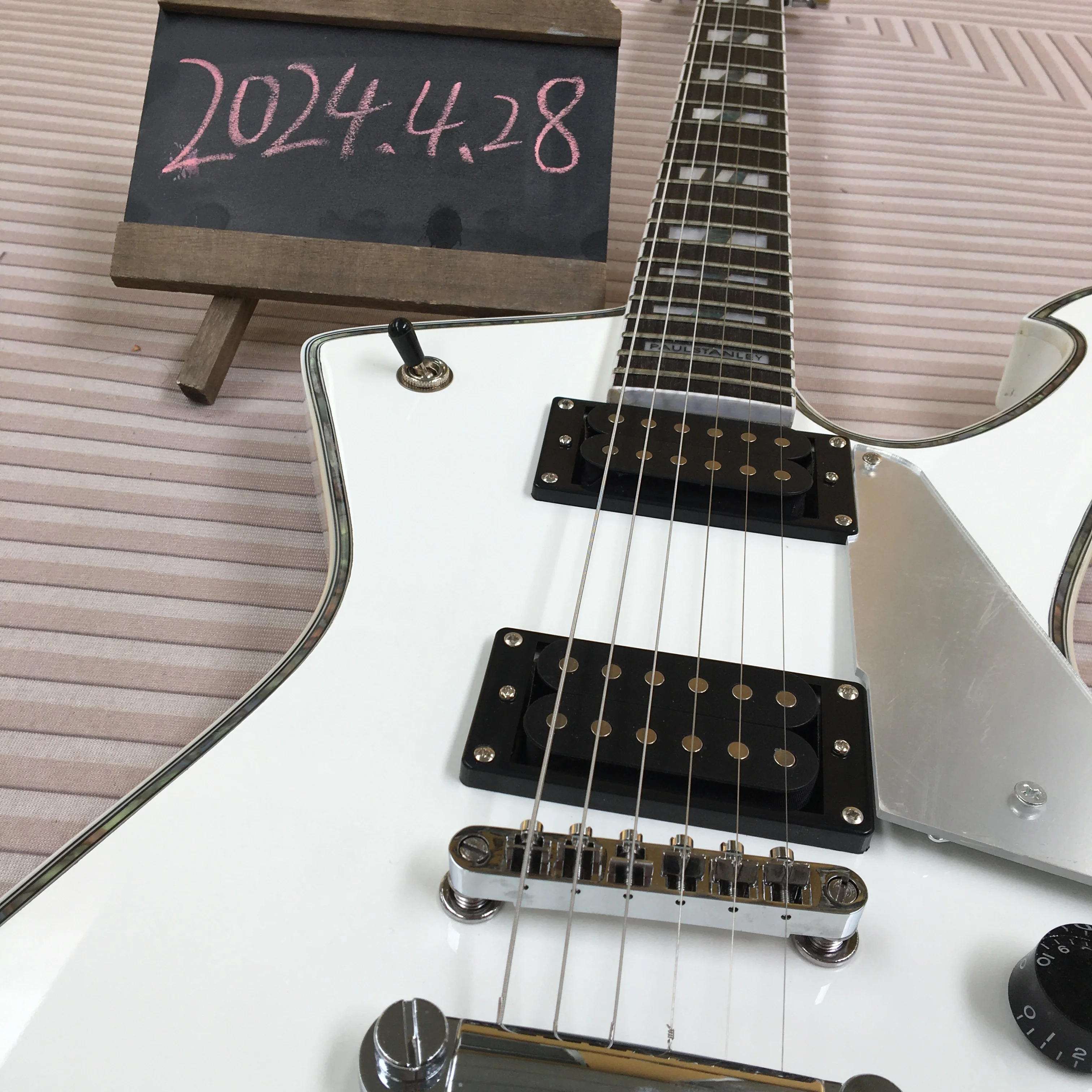 Free shipping in Stock electric guitar order immediately  white guitars 2H pickup mahogany body guitarra 6strings guitar