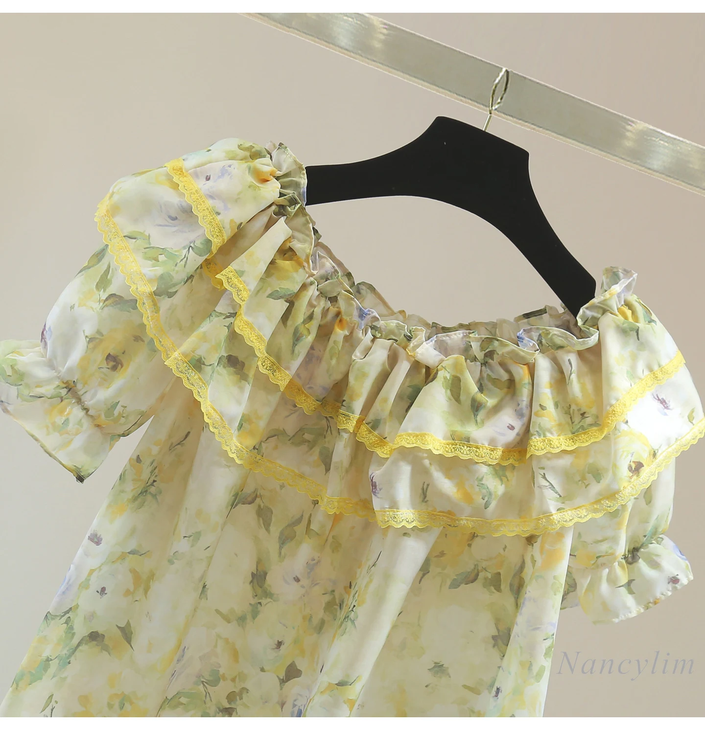 بلوزة برقبة مائلة بحافة أوراق اللوتس للنساء، قميص قصير الأكمام على شكل فقاعات، بلوزات علوية قصيرة مرقعة من الدانتيل للصيف