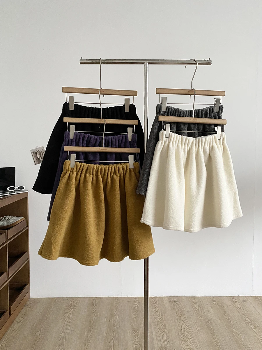 

Корейская стильная женская зимняя новая свободная короткая юбка А-силуэта из бархата с эластичной талией, омолаживающая образ