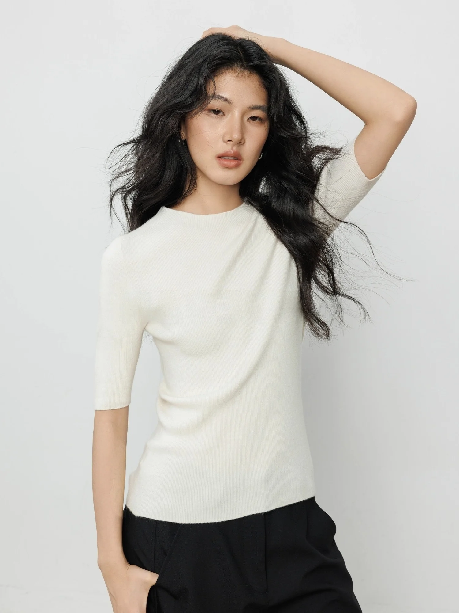 エレガントな黒のスリムフィット半袖レディースベースシャツ初秋ファッショナブルなニットトップ韓国スタイル通勤スタイル