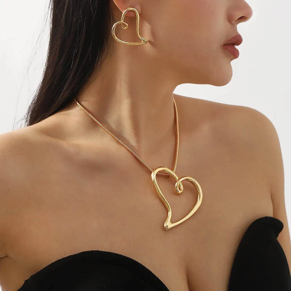 

Cross-Border Simple Alloy Hollow Heart Design Necklace Women's Valentine's Day Earrings Versatile Ladies Fashion Jewelry
