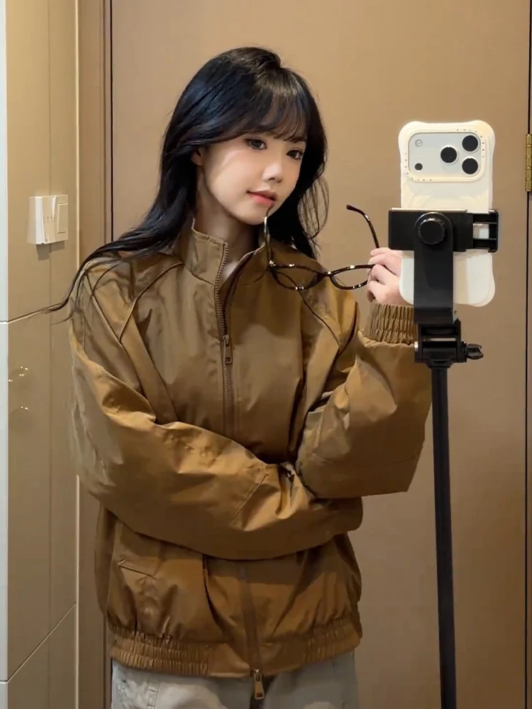 

Коричневая мужская куртка-бомбер для весны и осени, американская, ветрозащитная, бейсбольная, с воротником-стойкой, водонепроницаемая, из полиэстера.