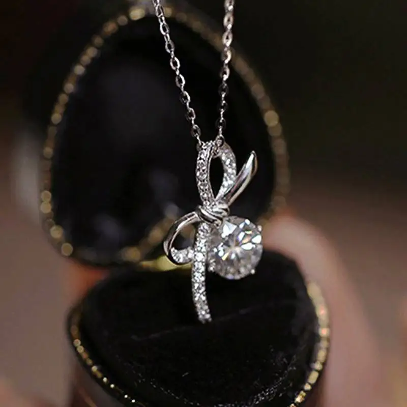 Huitan Halskette mit Anhänger im frischen Stil für Damen, Schleifenform, ästhetisch, eingelegt, glänzend, CZ, Accessoires, Schmuck für Hochzeitstag
