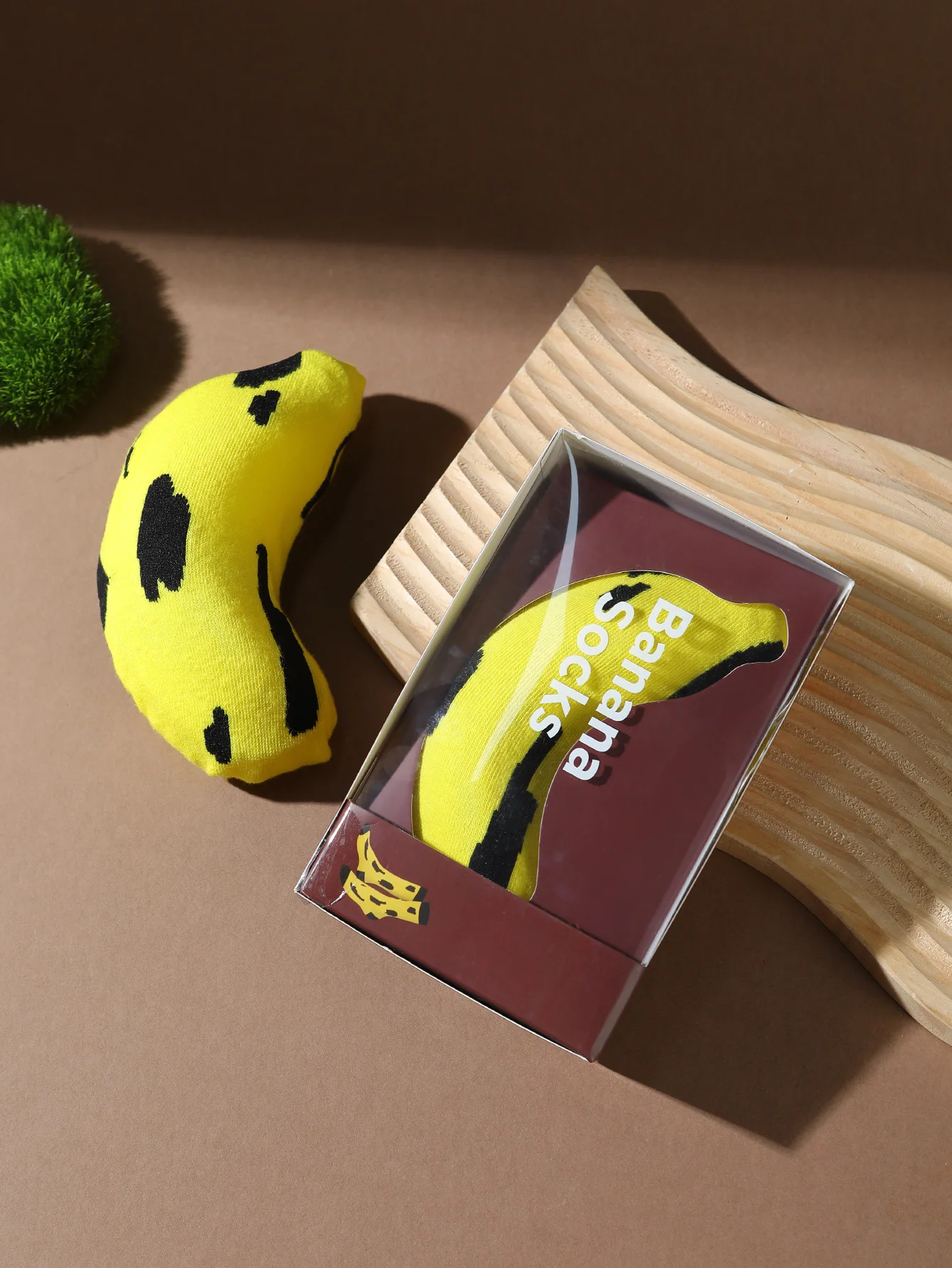 1 Pair of Mid-Calf Socks for Men and Women, Novelty and Fun Colorful Banana Gift Box Socks, European and American Fashion Style, Comfortable and Breathable, Party Casual Novelty Gifts, Valentine's Day, Christmas, Santa Claus, Autumn and Winter Models, All-Season Cute and Fun Socks