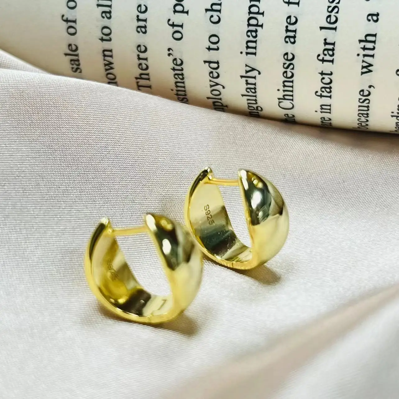 

S925 silver simple bean stud earrings French retro senior sense of temperament earrings ins cold wind earrings