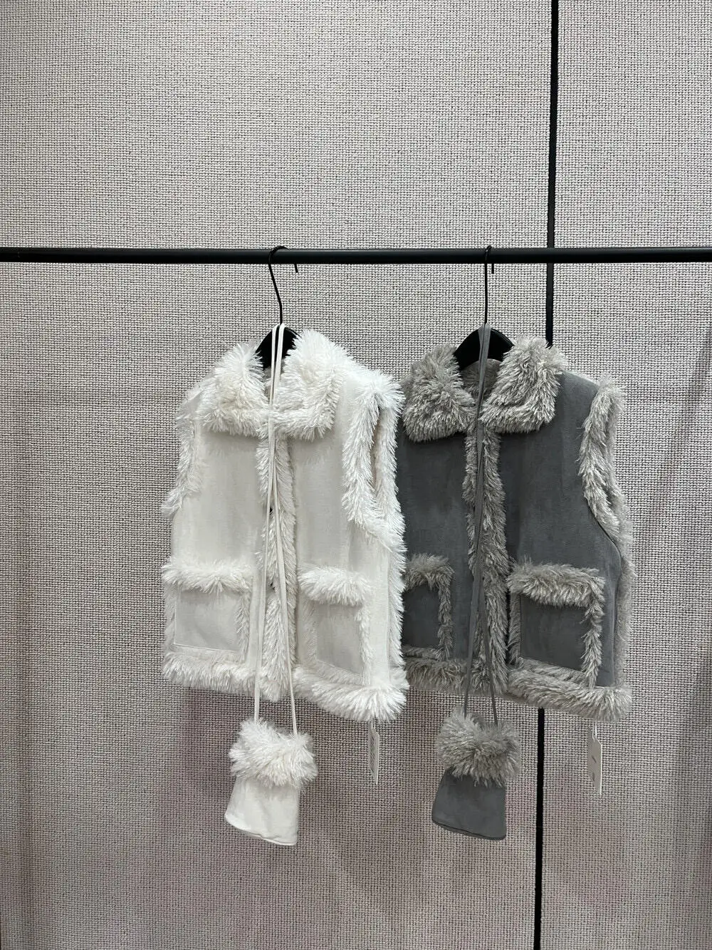 Chaleco de piel peluda y cuero para mujer, bolso cruzado con cuello de muñeca, diseño de otoño e invierno, longitud Regular de poliéster