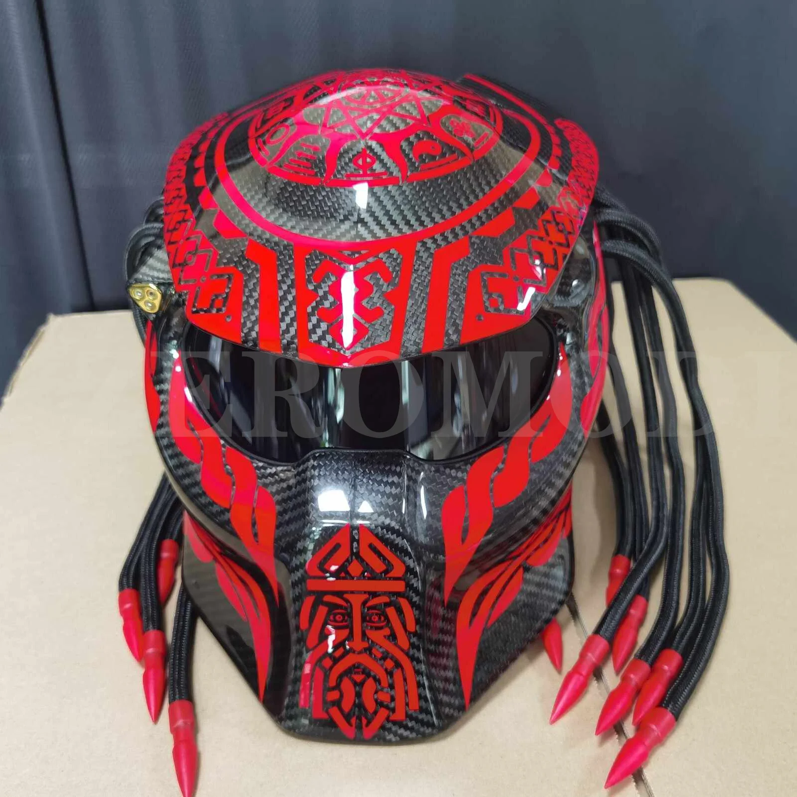 High Quality Red Gossip Predator Carbon Fiber Motorcycle Helmet Iron Full Face Moto Helmet DOT Certification