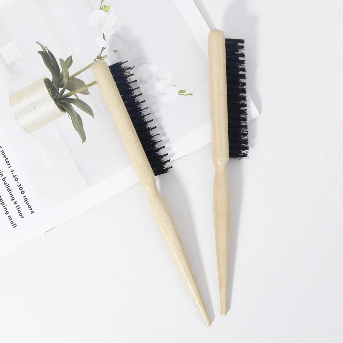 قطعة واحدة من فرشاة تمشيط ذات شعيرات ملونة من الخشب الطبيعي، فرشاة إبرة تدليك ذات شعيرات بمقبض خشبي، خاصة للشعر المستعار الحقيقي