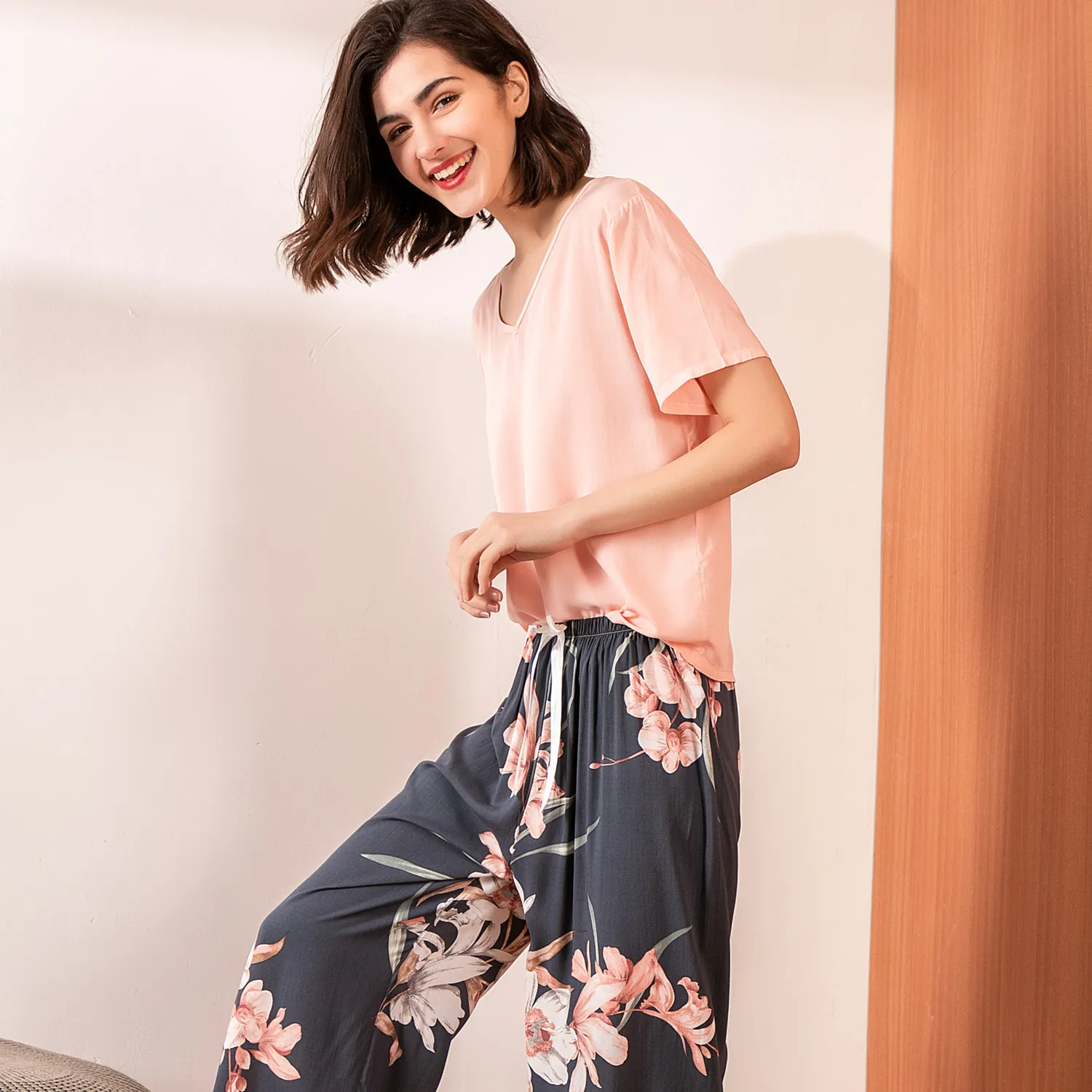 Sommer 2024 neue Damen V-Ausschnitt Pyjamas mit großem Blatt druck Anzug Damen Baumwolle Seide einfachen Stil Pyjamas lose weiche Homewear Frauen