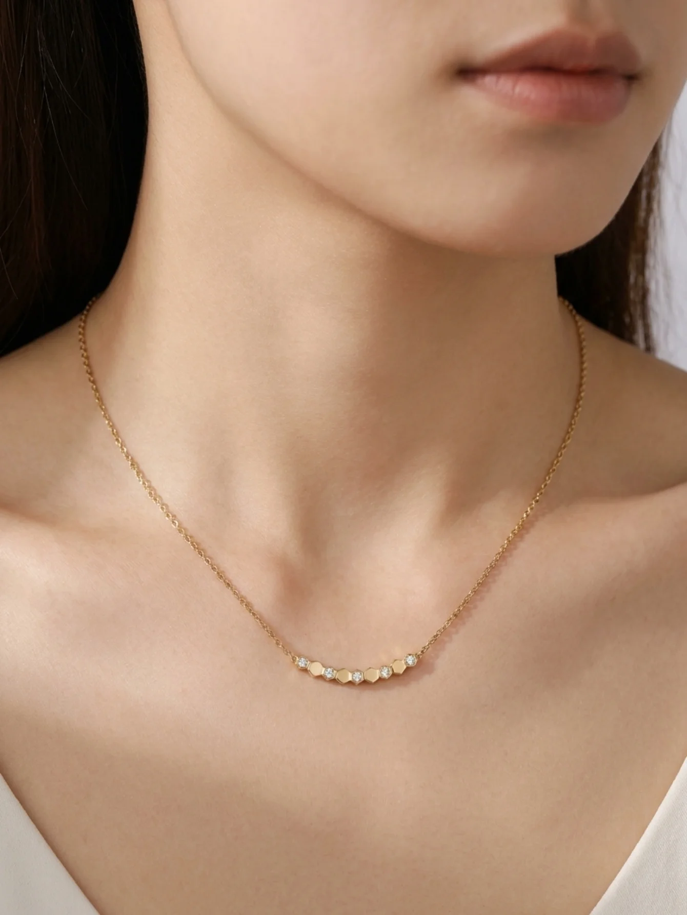 1 Piece of Stainless Steel 18K Gold-Plated Honeycomb Hexagonal Chain with Alternating Diamond and Imitation Diamond Accents, Smile Clavicle Chain, Light Luxury O-Shaped Chain Necklace, Suitable for Women to Wear for Commuting, Dating, or as a Gift