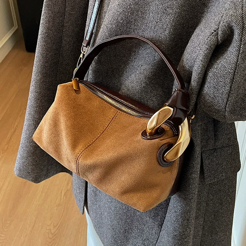 

Women Small Soft Faux Suede Pillow Handbag 2026 Winter Simple Simple Short Handle Crossbody Bag for Female Fashionable Urban