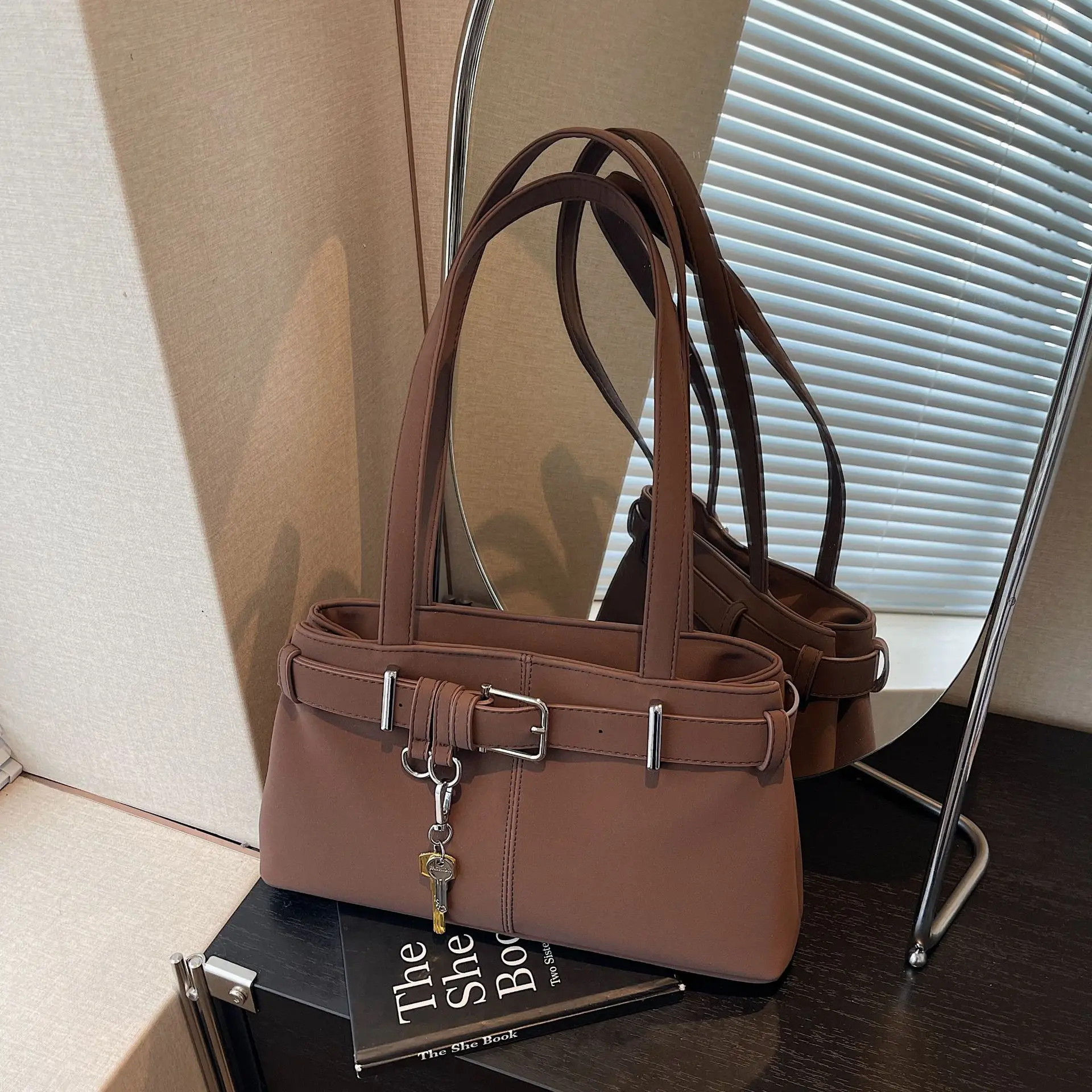 

New 2025 Autumn Commuter Shoulder Bag for Women Minimalist Shoulder Handheld Purse Fashionable Handbag Gift