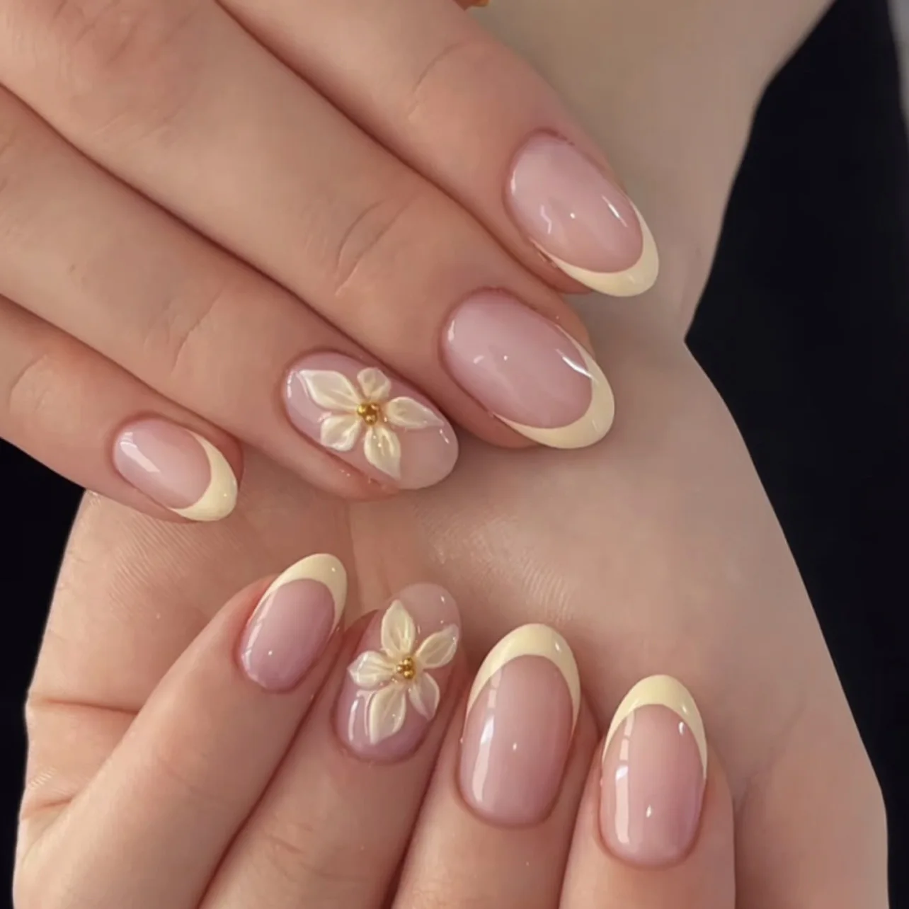 24 faux ongles courts à presser, tête ronde, jaunes, style français, fleurs 3D, pour femme, réutilisables, couverture complète, prêts à poser