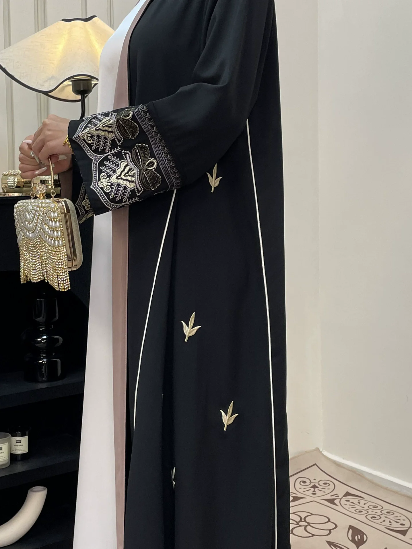 Manteau brodé à la main Abaya imprimé plissé style arabe dubaï trench-coat musulman conservateur à manches longues pour femmes