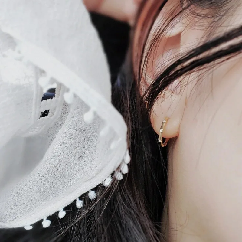 Orecchini di bambù lucidi freschi per le donne orecchini a cerchio intarsiati con diamanti in stile cinese di lusso leggero adatti per gioielli da indossare ogni giorno