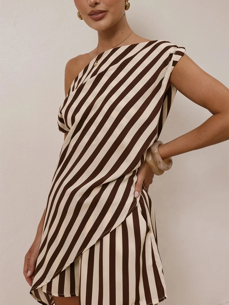 

Ladies Diagonal Collared Sleeveless Top with Shorts Summer Outfit Fashion Pattern Printed Loose Beach Suit Irregular Holiday Set