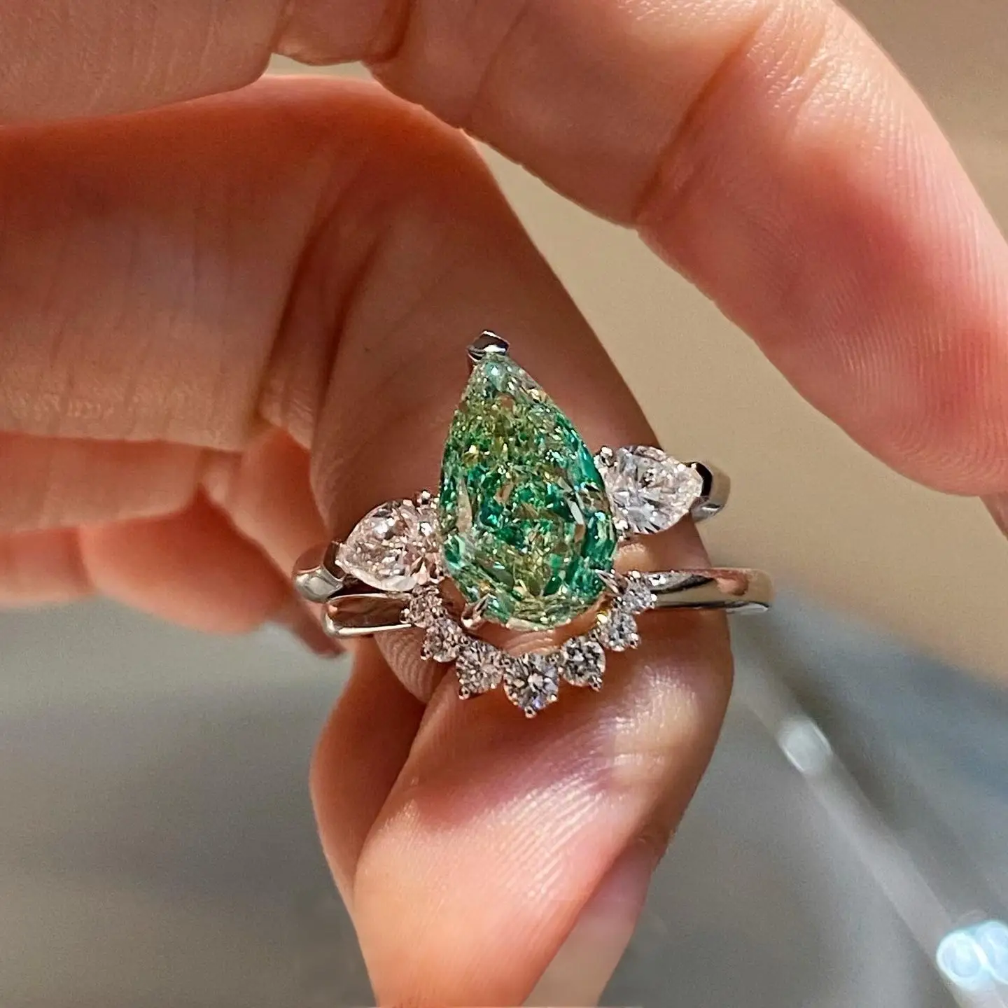 18K Gold Solid Gold Lab-Grown Pear-Shaped Three-Stone Diamond Ring Green Diamond 1 Carat Engagement Ring Custom Wholesale
