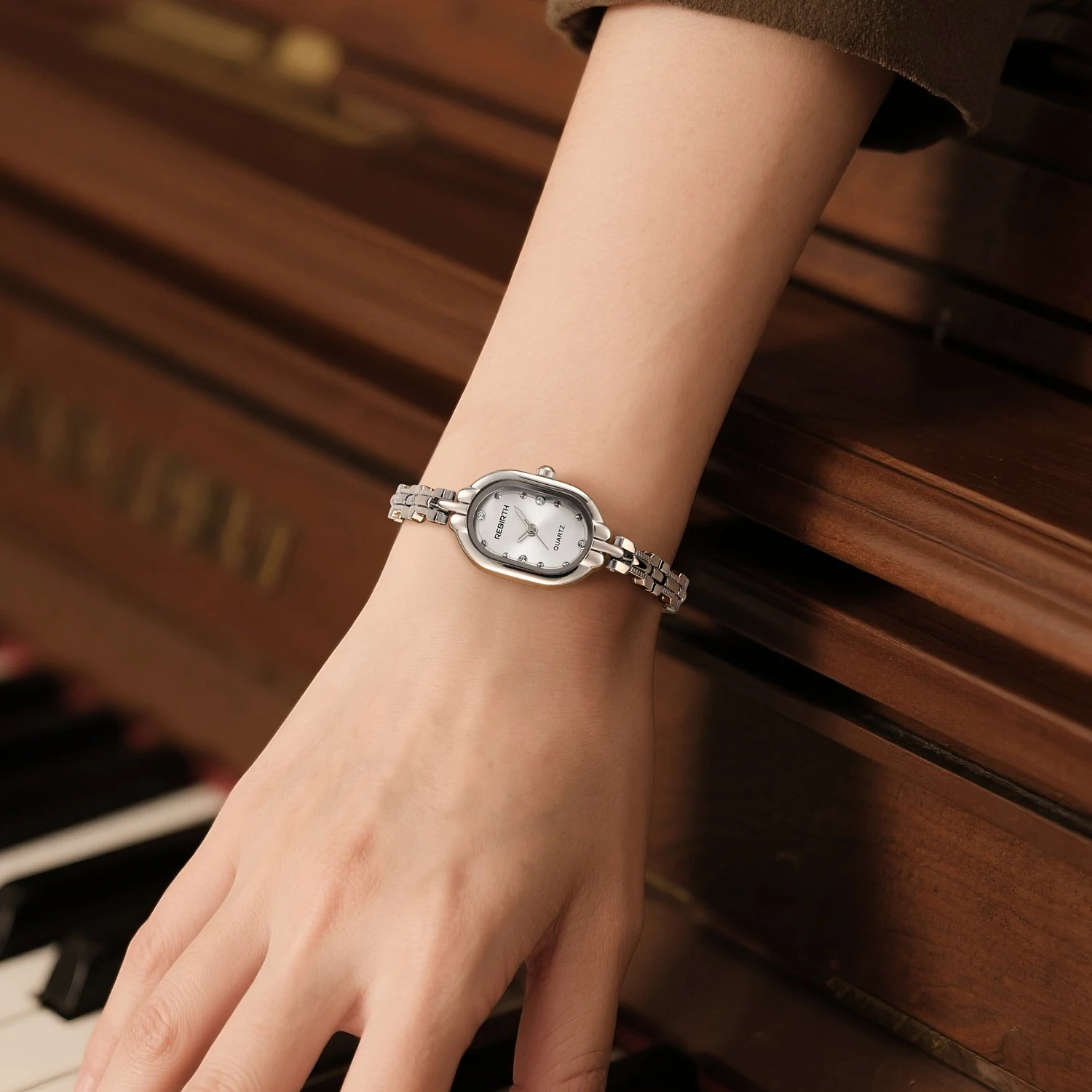 ساعة يد نسائية ذات طراز جديد أنيقة وخفيفة الوزن وأدبية راقية