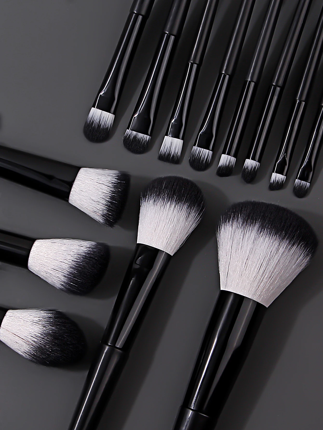 Set di strumenti per trucco professionale da 17 pezzi: 13 pennelli per trucco a setole morbide + 2 sbuffi di spugna + 2 frullatori di bellezza a goccia