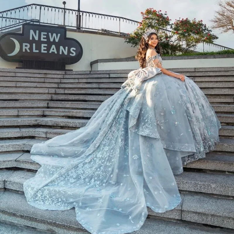 Vestido De quinceañera azul neblina, calcomanía con purpurina De cristal, hombros descubiertos, capas, cola larga, lazo, Vestidos De 15 quinceañera ﻿ Personaliza
