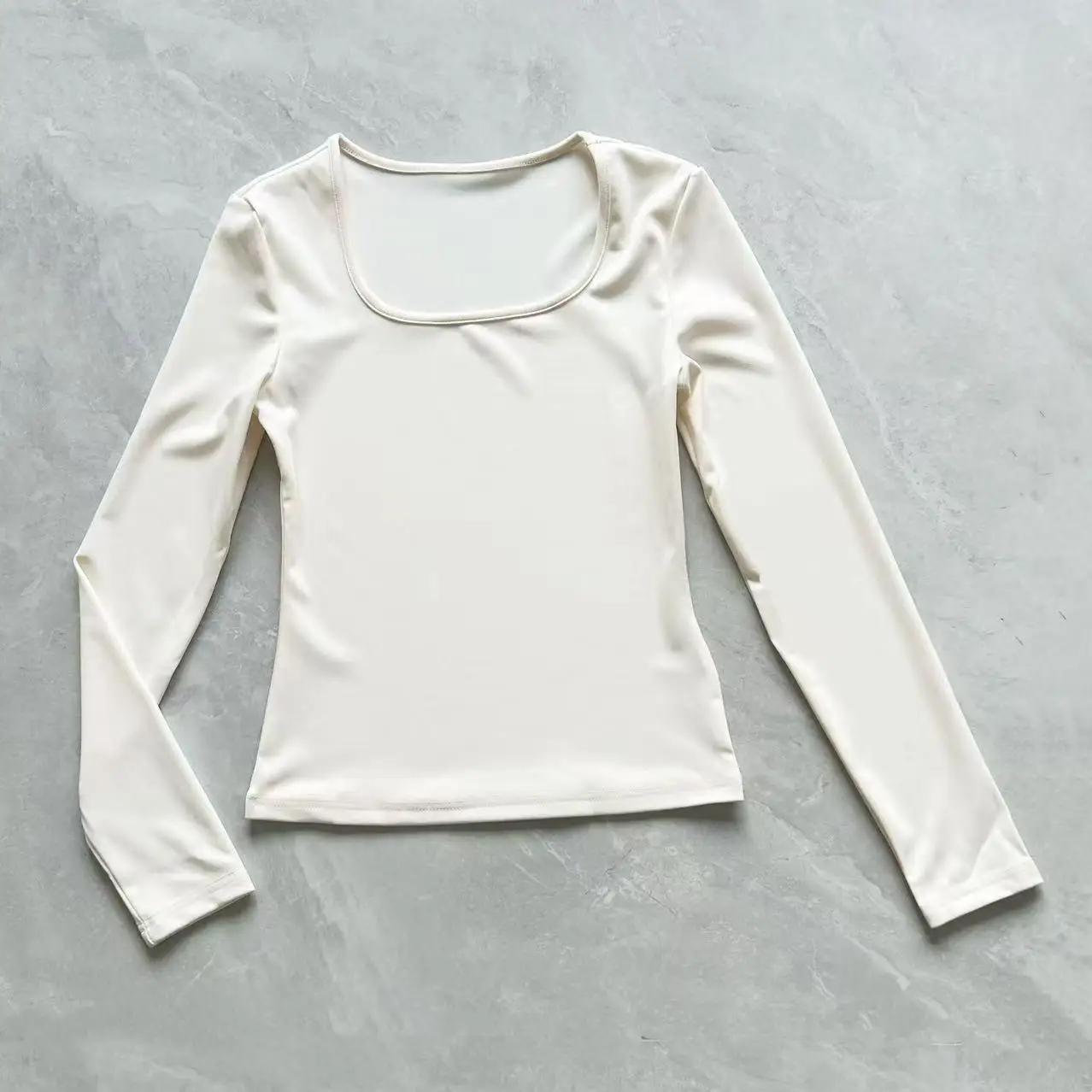 Cseta de Manga Longa Slim Fit Branca Pura com Gola Quadrada, Estilo Novo para Primavera e Outono, Csa Base de Gola Baixa