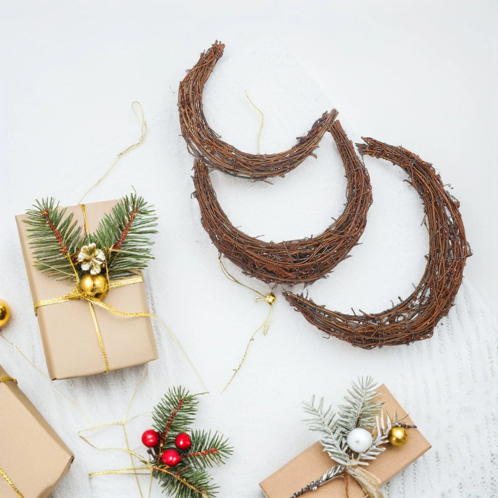 

3Pcs Moon Shaped Rattan Wreath Grapevine Twig Frame for DIY Floral Garland Wedding Holiday Seasonal Decorations