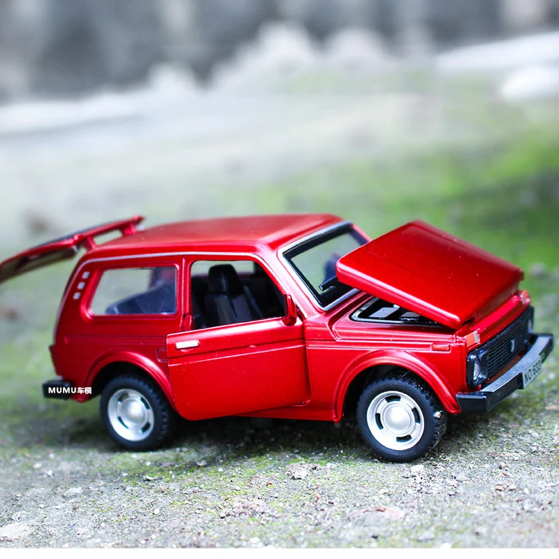 1:32 LADA NIVA Model Samochodu z Odlewu Stopu Metali Retro, Ozdoba na Konsolę Centralną, Zabawka z Dźwiękiem i Światłem, Prezent na Boże Narodzenie dla Dzieci