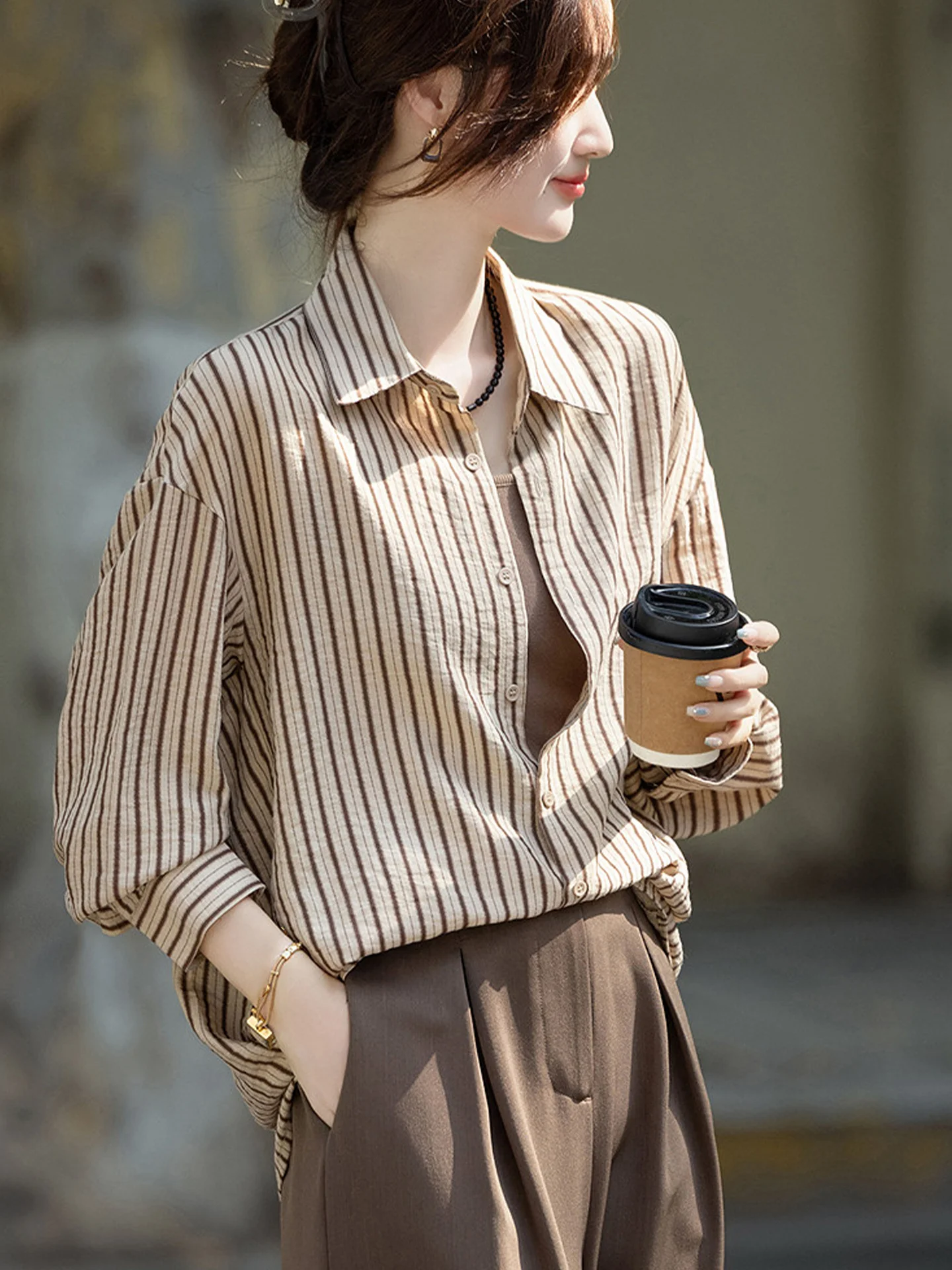 

Элитная корейская полосатая блузка с длинным рукавом, модная винтажная модель с открытыми плечами, шелковая, женская, для офиса, летняя коллекция 2025