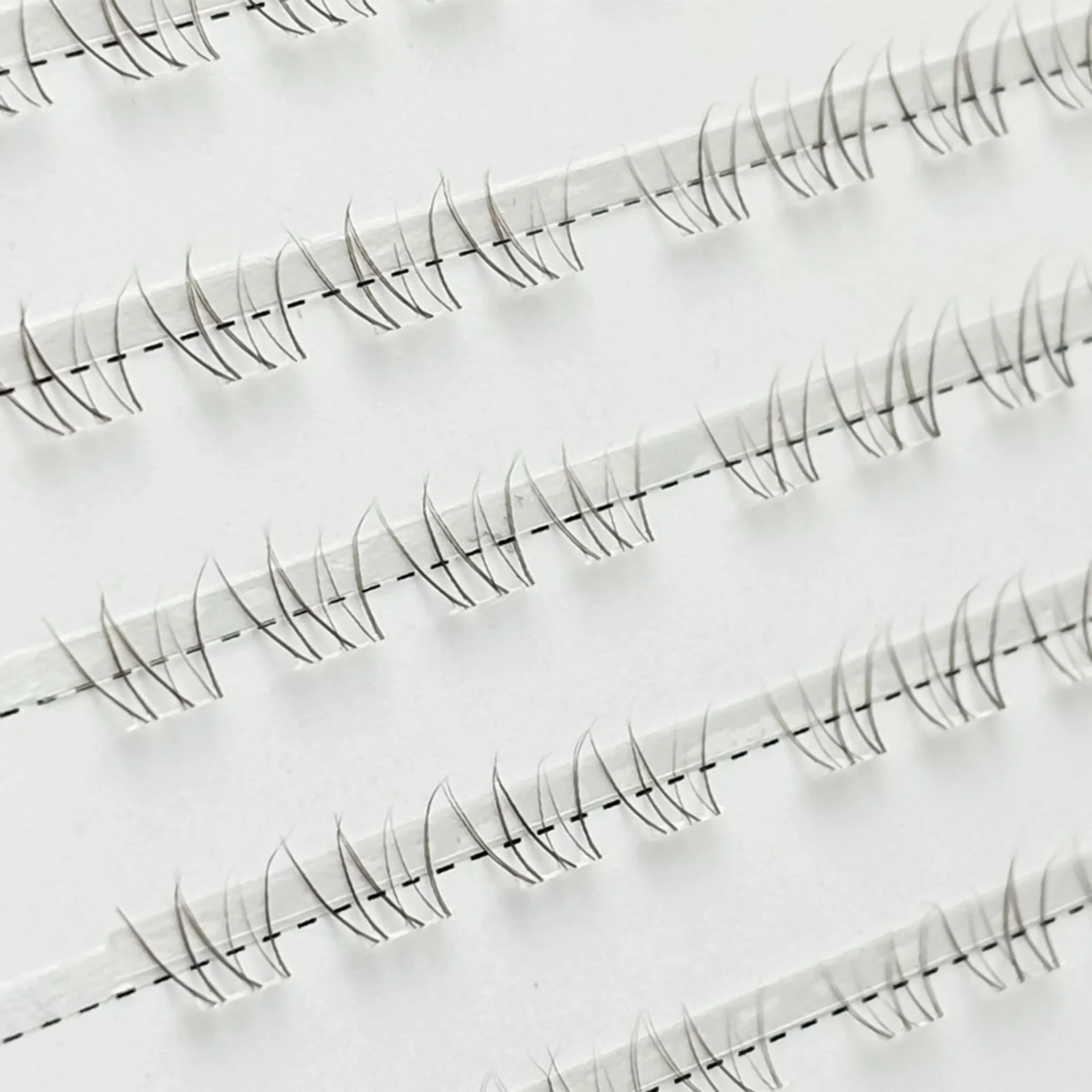 ขนตาปลอมสีน้ำตาลแบบต่อขนตา ก้านใส งอนธรรมชาติ แบ่งเป็นช่อ ใช้ได้ทุกวัน ขนตาล่างสำหรับผู้หญิงแต่งหน้า