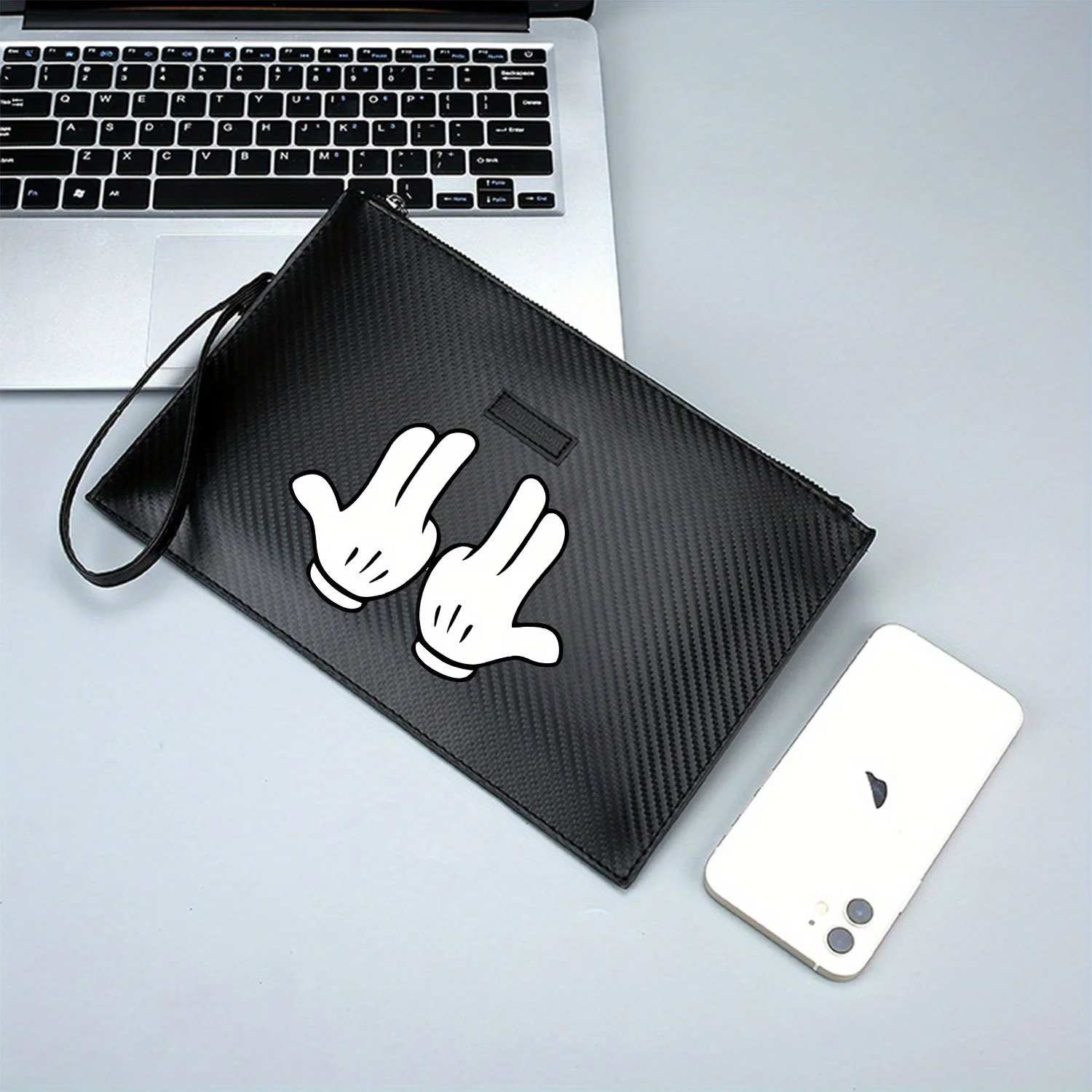 أيدي قفازة بيضاء، أصابع مرتفعة حقيبة يد رجالية أنيقة مطبوعة من البولي يوريثان عصرية وعملية للحمل اليومي