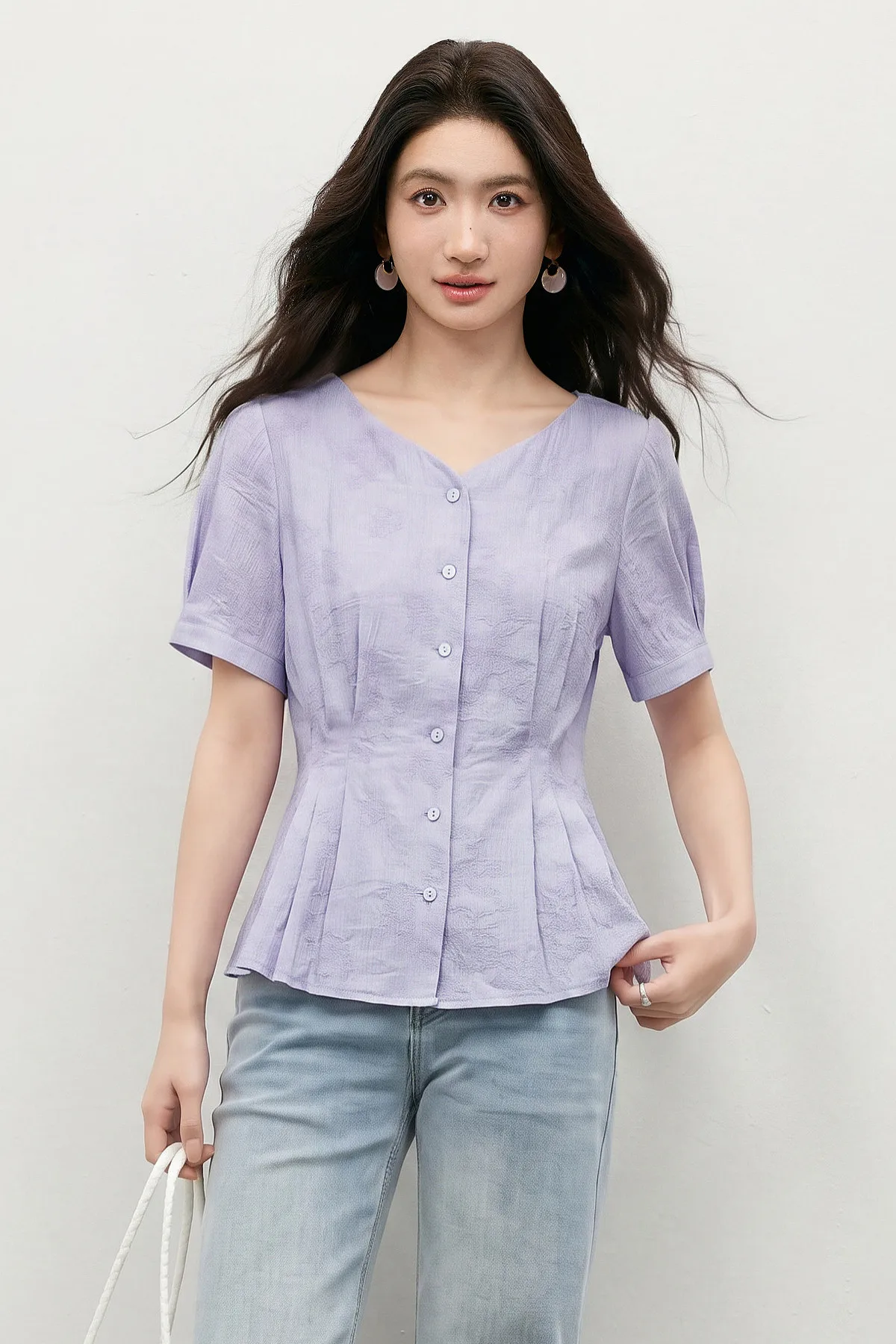 SENTUBILA Casual V-Ausschnitt Strukturierte Chiffon-Bluse für Damen 2026 Sommer Plissierte Taille Laternenärmel Hemd 162VA6625 – Detail 15