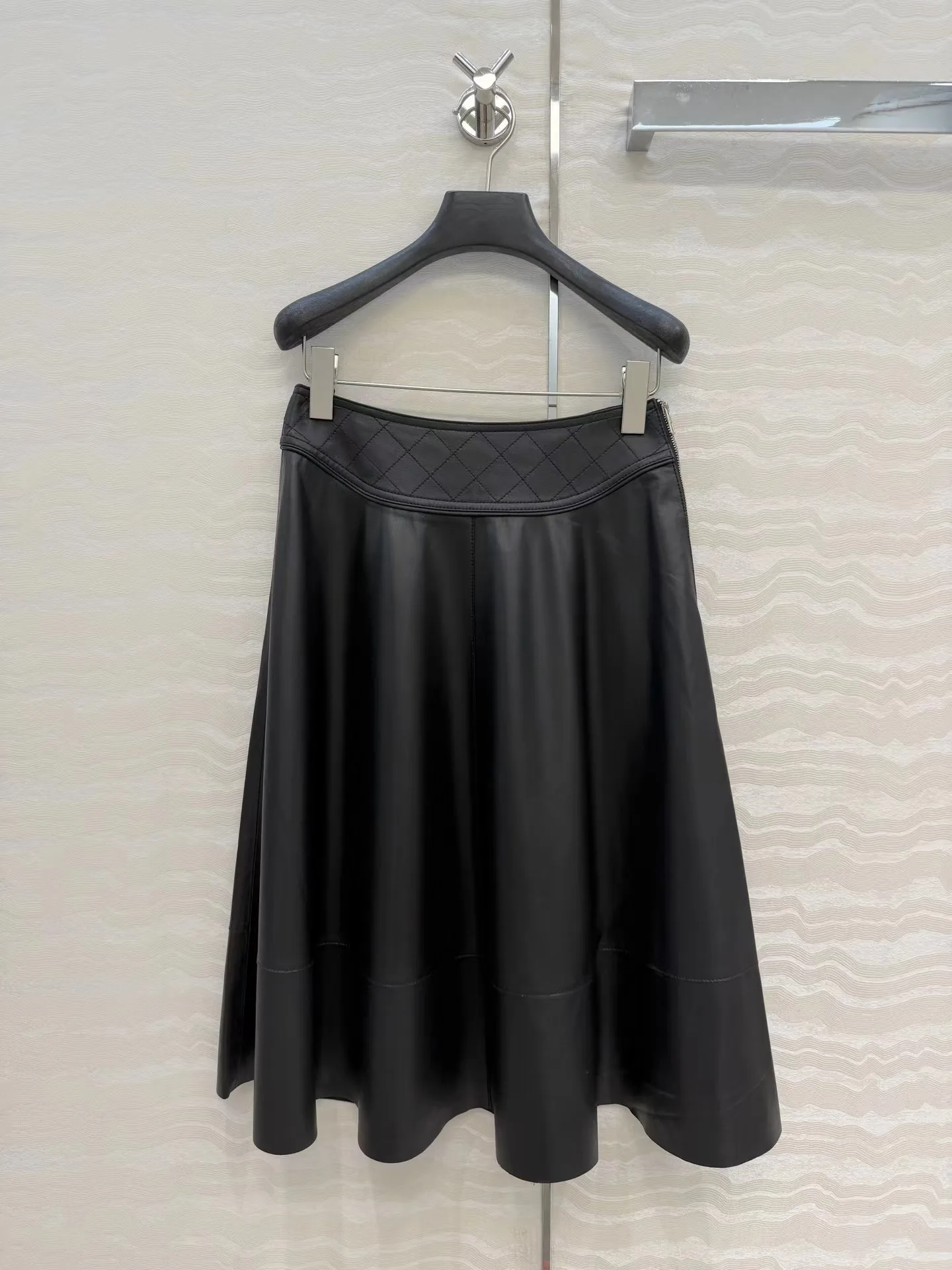 Premium Sheepskin Leather Women Midi Skirt Equestrian Inspired A‑Line Cut With Diamond Quilted Waist Detail For Casual Chic Look