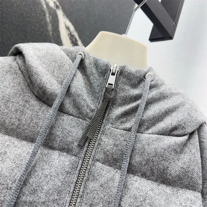 سترة شتوية نسائية 2025 سترة جديدة مرنة متماسكة مع قلنسوة سترة بيضاء مملوءة بالبط معطف سميك من الصوف مزيج أسفل معاطف